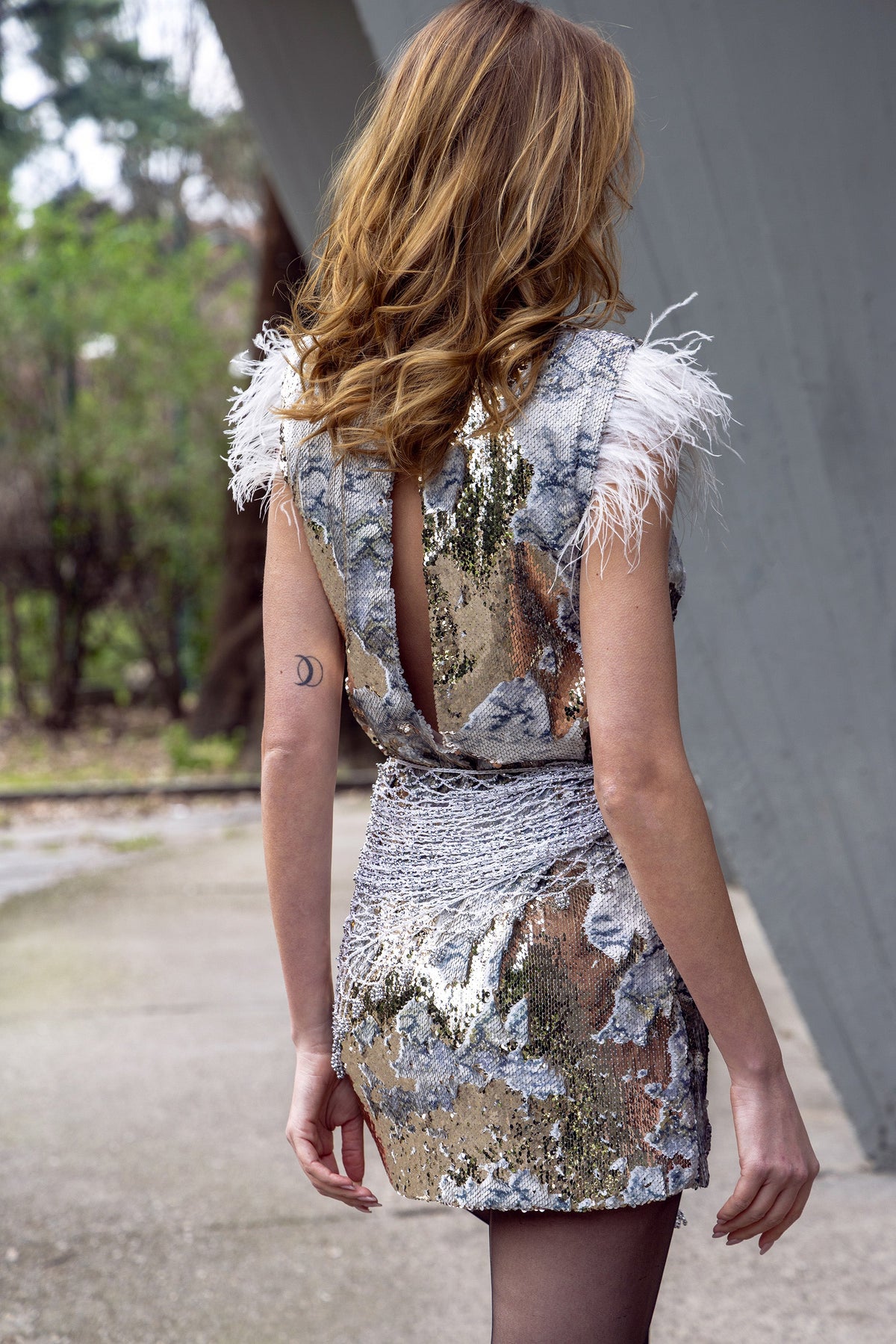 Vestido Tee Plumas Paetê
